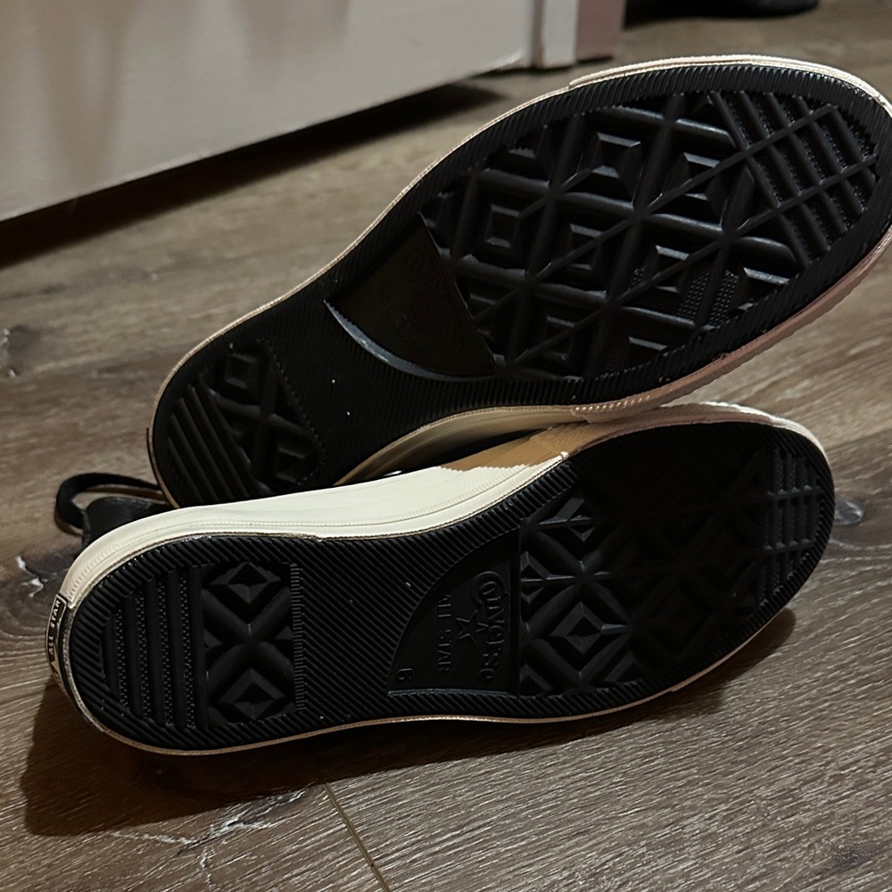 Sleek Black and White High-Top Sneakers - Picture 5 of 8